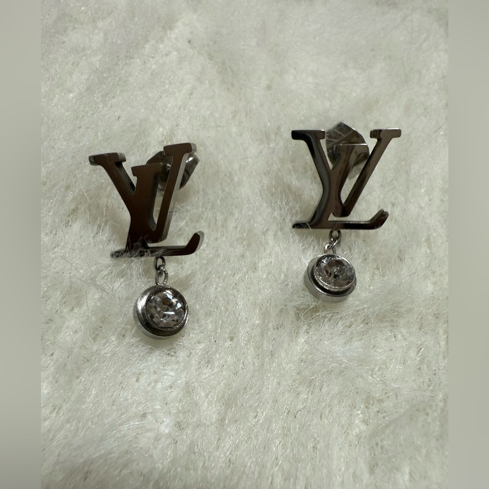 Stunning Silvertone LV Initial With Crystal